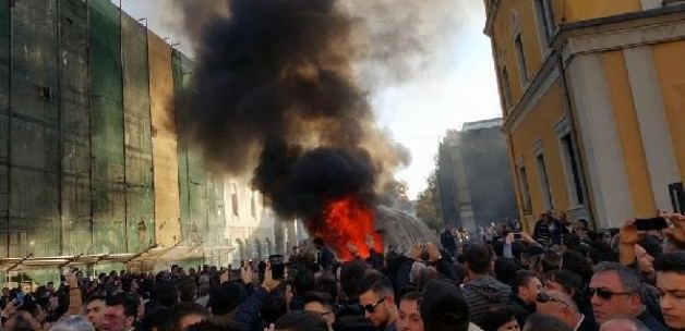 Arnavutluk'ta muhalifler ayaklandı