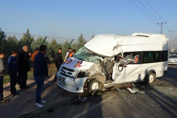 Öğrenci servisi çöp kamyonuyla çarpıştı