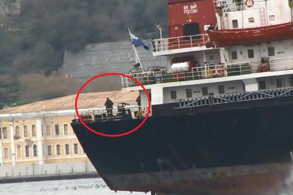 Rus gemisi bu kez makineli tüfekle geçti