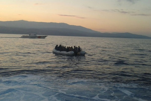 Kaçakları taşıyan bot battı