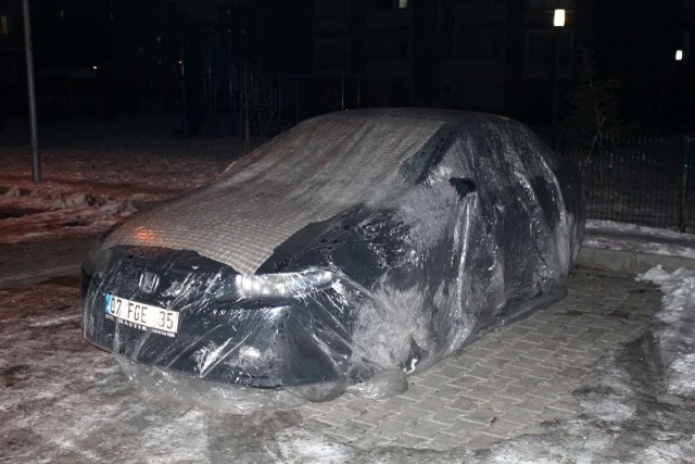 Araçlarını battaniye ile korudular