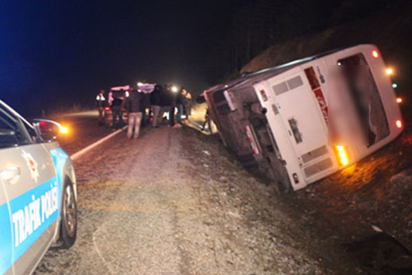 İşçi servisi devrildi: 1 ölü, 40 yaralı