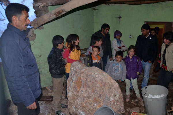 Evin üstüne 1 tonluk kaya düştü