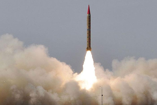 Pakistan uzun menzilli füze denedi