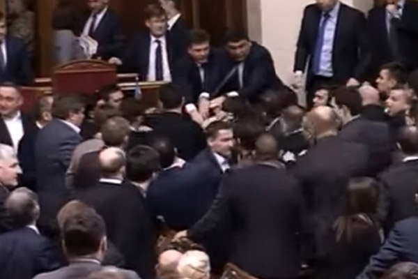 Ukrayna Parlamentosu yine karıştı