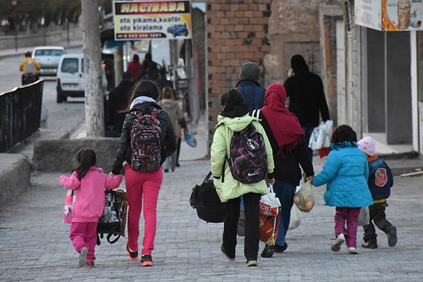 Nusaybin'de ailelerin göçü sürüyor