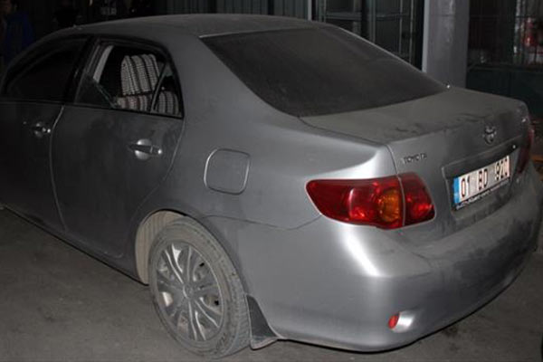 Otomobilin camını kırıp 133 bin lira çaldılar