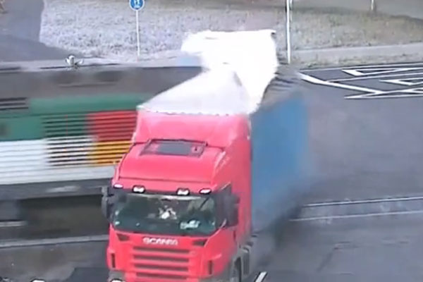 Tren, TIR'a çarptı