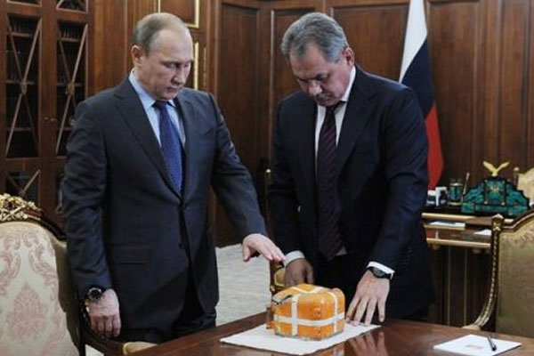 Putin'in elinde patladı