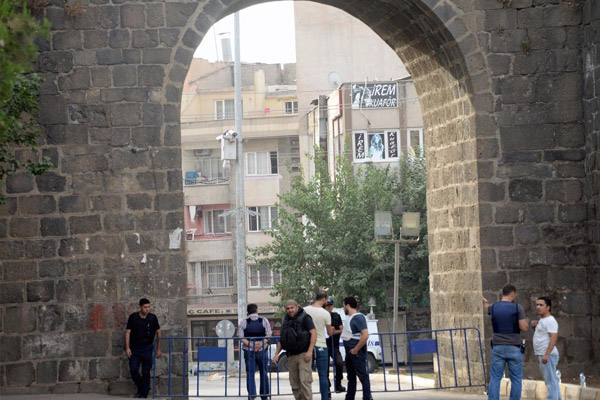 Sur’da operasyon: 1 polis yaralı