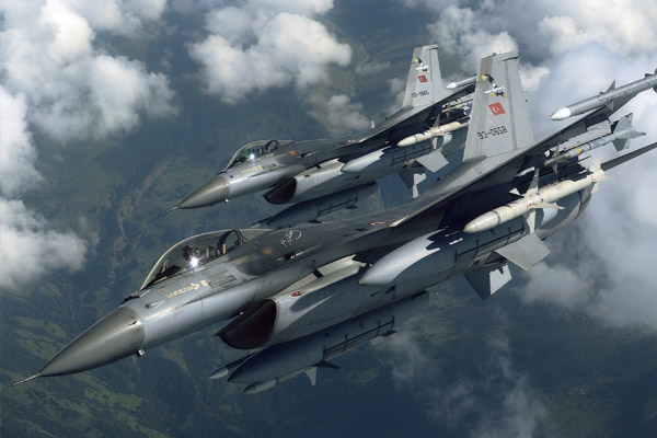 12 F-16 Suriye sınırında uçtu