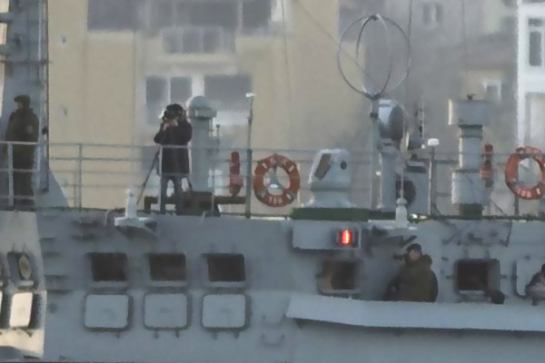 Rus gemisindeki askerler bu kez fotoğraf çekerek geçti