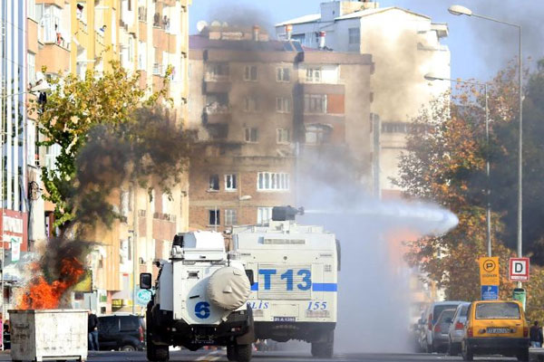 Diyarbakır sokakları karıştı: 2 ölü