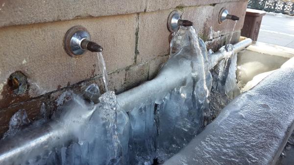 Havuzlar ve şadırvanlar dondu