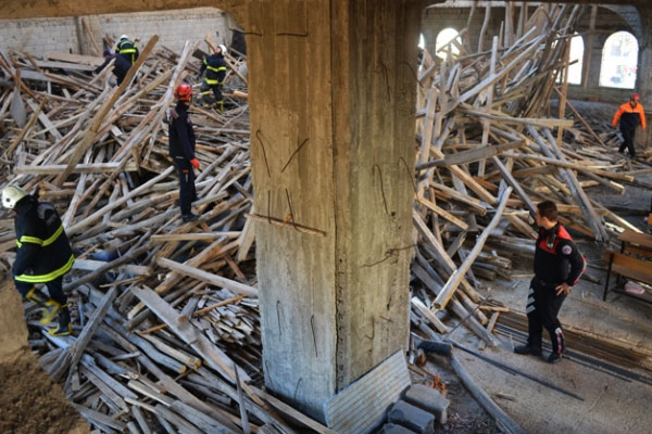 Cami inşaatında göçük: 5 yaralı