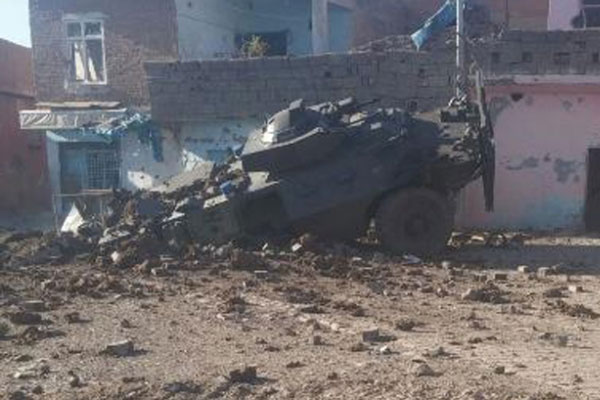 Sur’da polis aracına bombalı saldırı