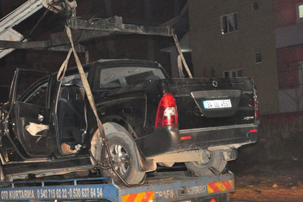 Park halindeki araçta roket patladı