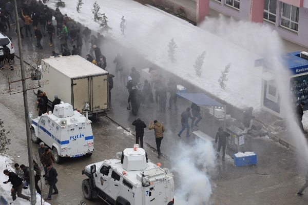 HDP yürüyüşüne polis müdahalesi