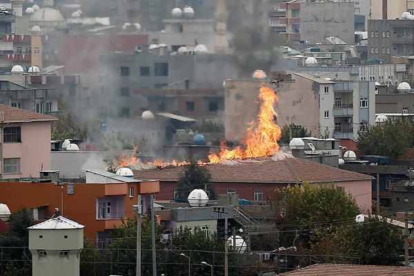 PKK'lılar Cizre'de 2 okulun çatısını ateşe verdi