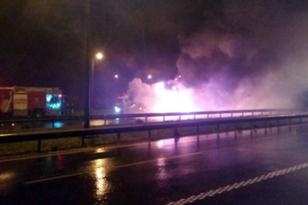 Piliç yüklü TIR alev alev yandı