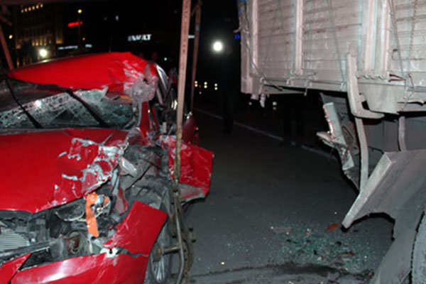 Park halindeki kamyona çarptı