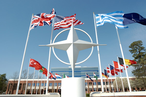 Polis NATO merkezini bastı