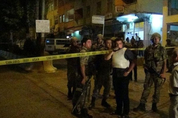 Diyarbakır'da polis aracına ateş açıldı