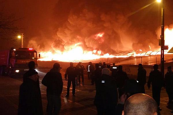 Ankara'da halk pazarında yangın: 250 iş yeri yandı