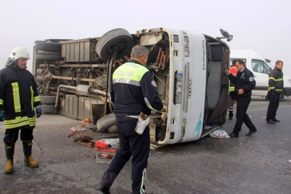 Servis minibüsü devrildi: 25 yaralı