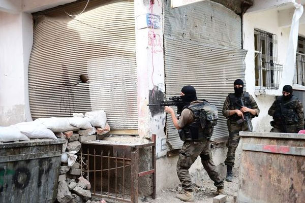 Sur'da bir asker yaralandı