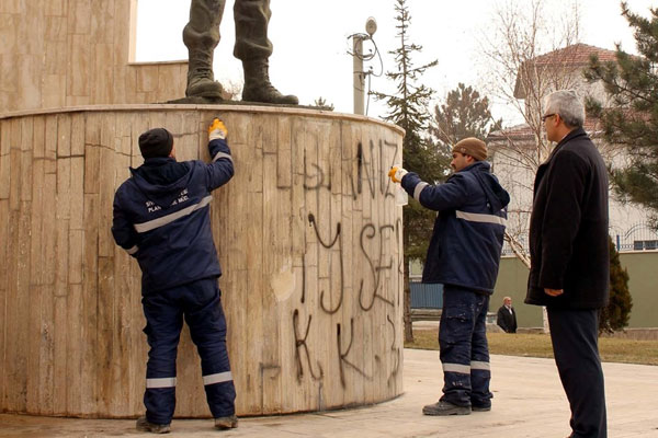 Şehitler Anıtı’na büyük saygısızlık