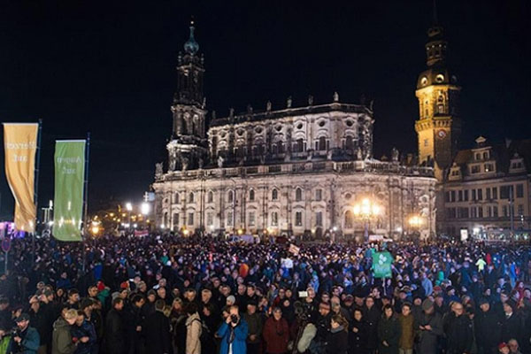 PEGIDA ile karşıtları gösteri düzenledi
