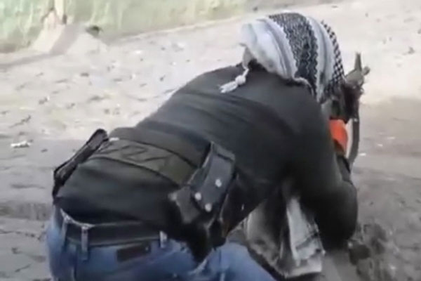 Sur'da güvenlik güçlerine ateş açan PKK'lılar