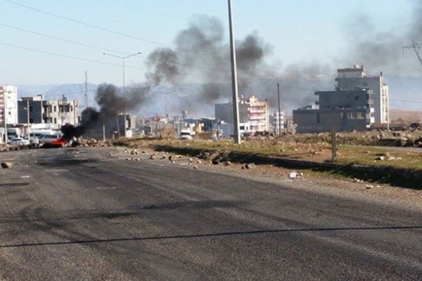 Şırnak’ta yol kapatan gruba müdahale