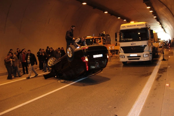 Otomobil polis aracına çarptı: 2 yaralı