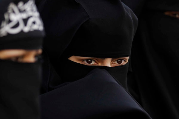 Peçesini açmayan kadına 18 ay hapis