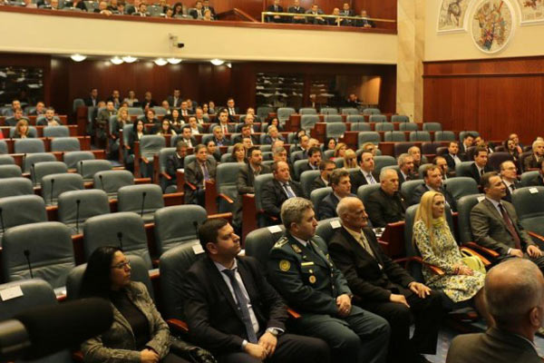 Makedonya Cumhurbaşkanı mecliste protesto edildi