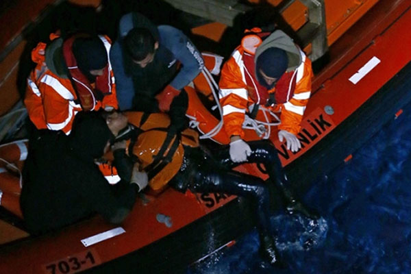 Ege'de mülteciler kurtarıldı