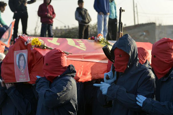 İstanbul'da kalaşnikoflu cenaze töreni