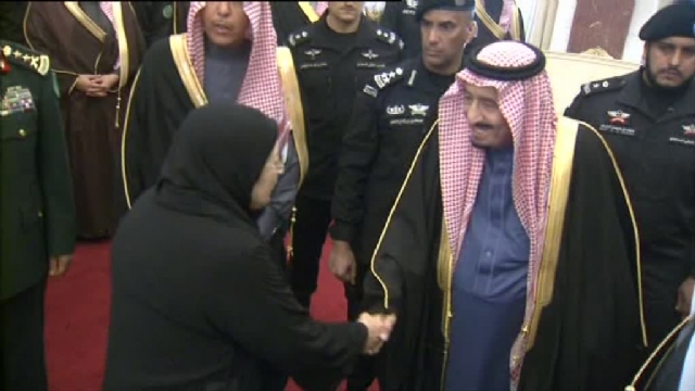 Kral Selman kadınlarla tokalaştı