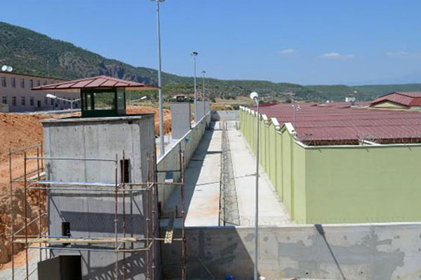 Koğuş ateşe verildi