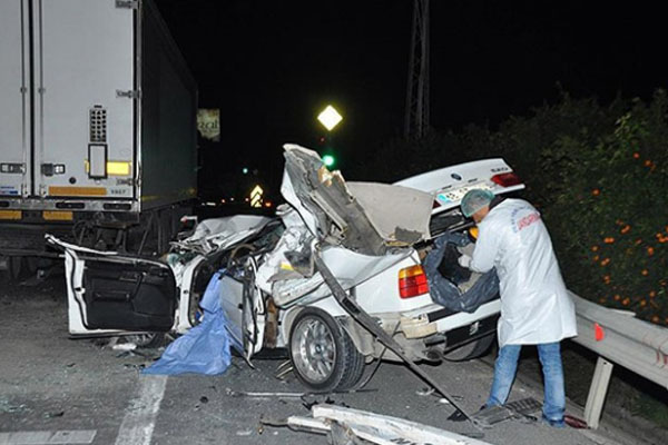 Otomobil TIR'a çarptı: 1 ölü