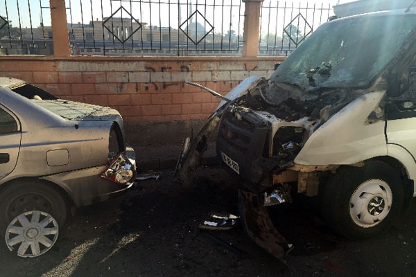 Karakola atılan roket minibüse isabet etti