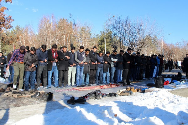 ODTÜ’deki saldırıya ’namaz’lı protesto
