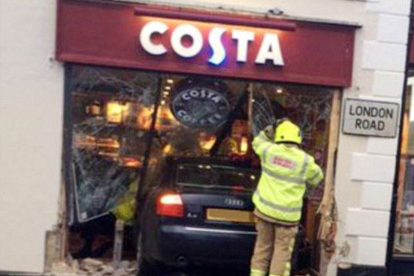 Otomobil kafeye girdi: 6 yaralı