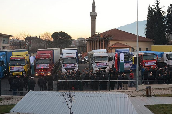 İHH'dan Bayırbucak Türkmenlerine 35 tır yardım