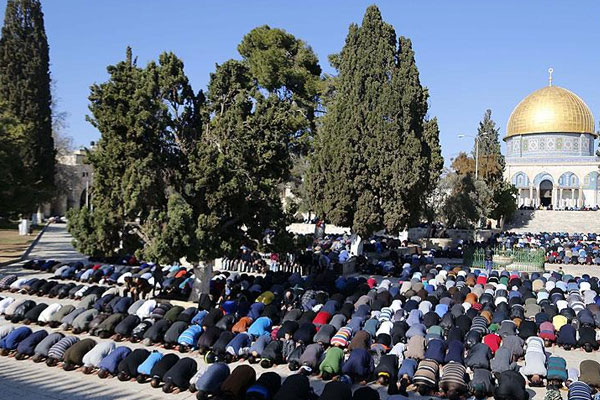 Mescid-i Aksa'da onbinler cuma namazı kıldı