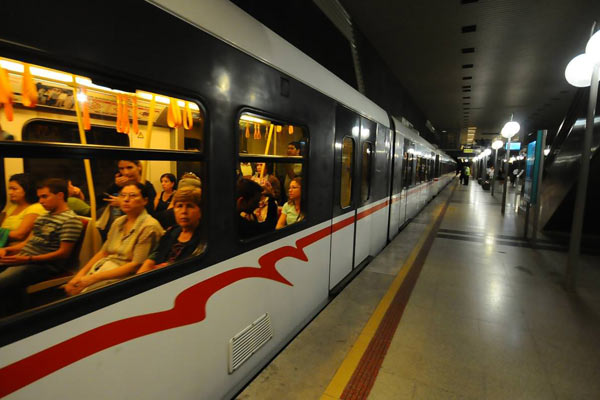İzmir metrosu yine arızalandı