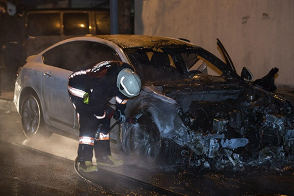 İstanbul'da 15 araç kundaklandı