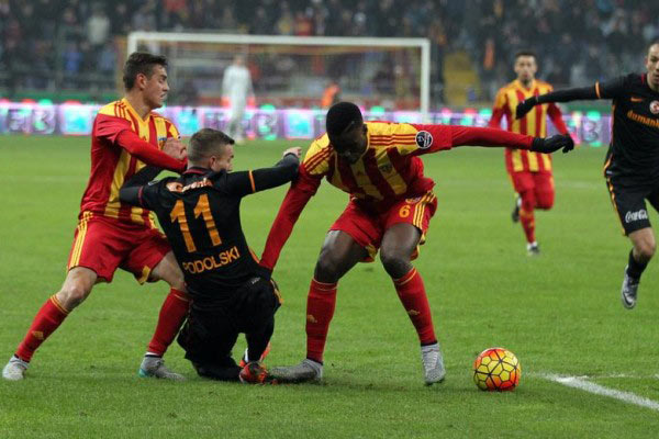 G.Saray Kayseri'de yara aldı